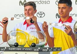 Momento del sorteo en el que salen las bolas del Real Madrid y del Barça, ayer en el Palacio de San Esteban de Murcia.
