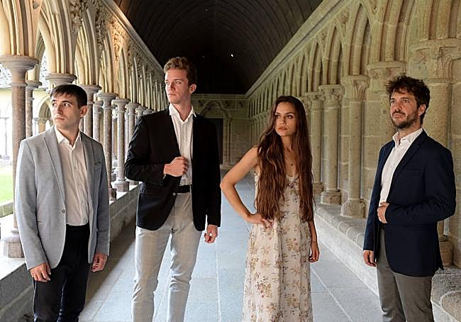 Los componentes de Cantoría (Ines Alonso, Oriol Guimerá, Valentín Miralles y Jorge Losana) en el claustro de Mont Saint-Michel en Francia.