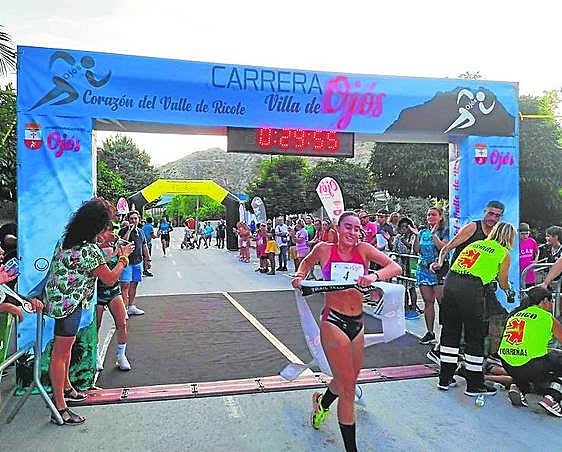 Nuria Poveda, ganadora de la carrera popular Villa de Ojós.