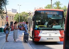 Viajeros aguardan su turno para subir a un autobús de la línea de Puebla de Soto, en Murcia, ayer.