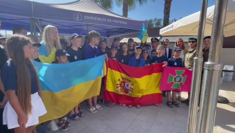 Niños ucranianos entonan el himno de su país tras pasar las vacaciones en San Pedro del Pinatar