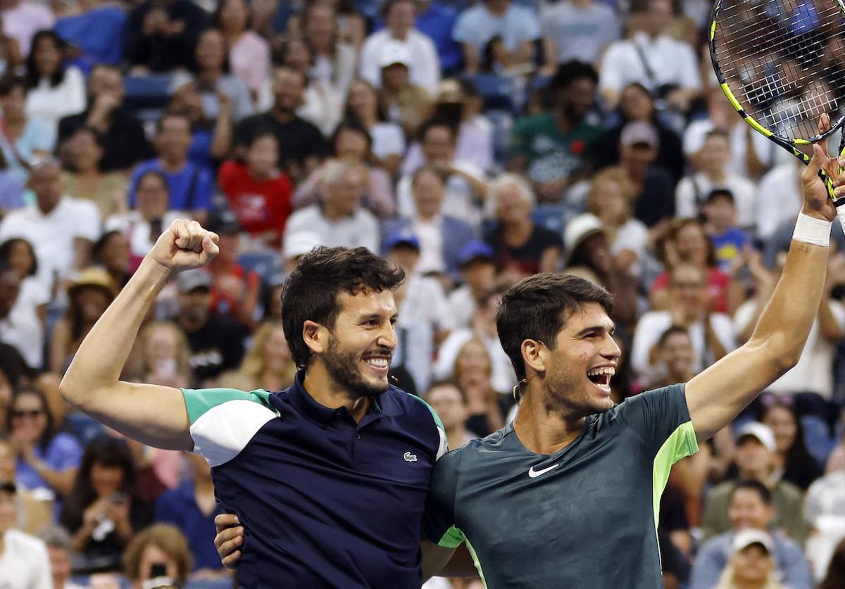 Sebastián Yatra y Carlos Alcaraz durante la exhibición previa al US Open.