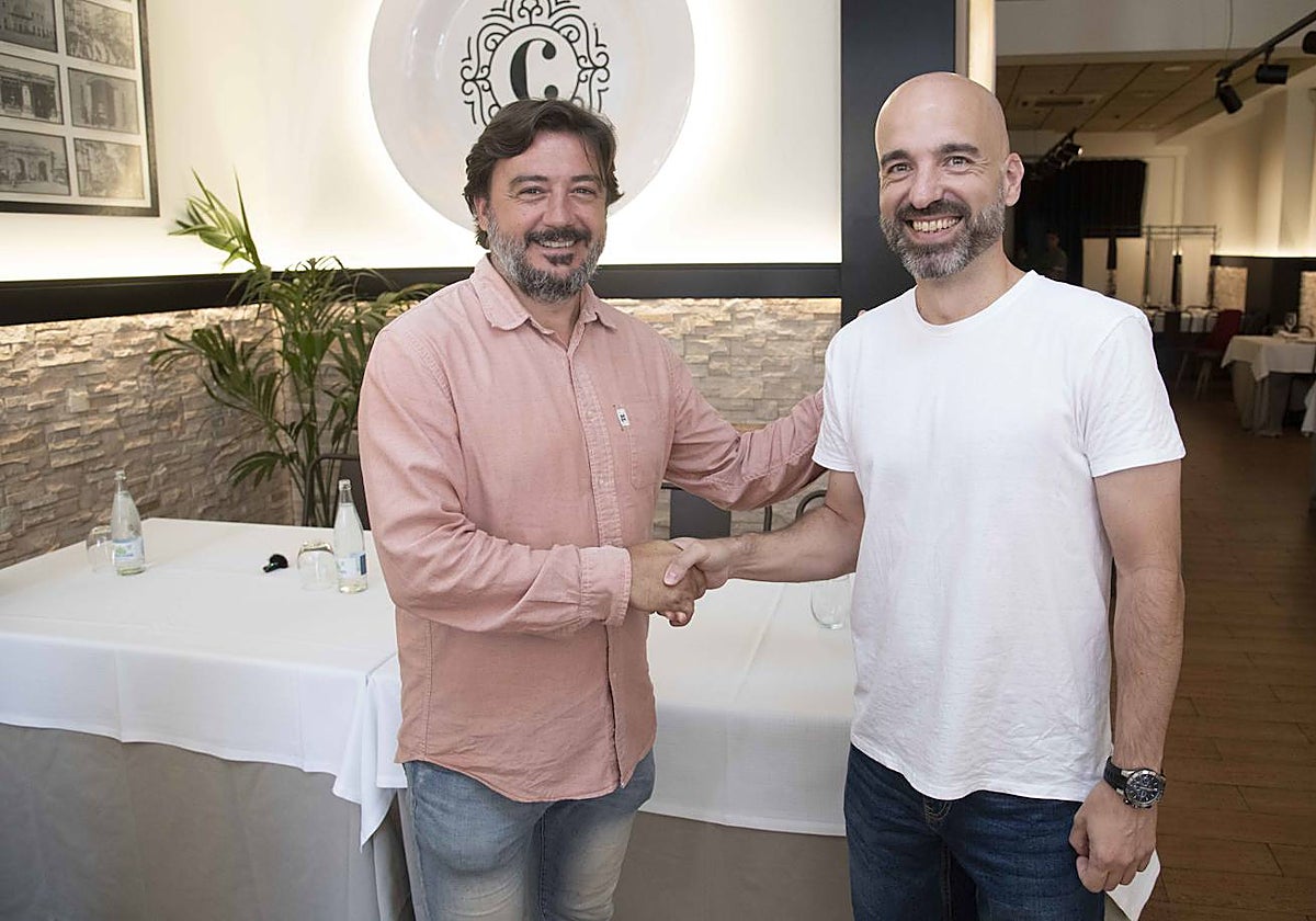 El presidente David Ayala y el entrenador Jordi Juste, este viernes, en la presentación que tuvo lugar en el restaurante La Cartela.