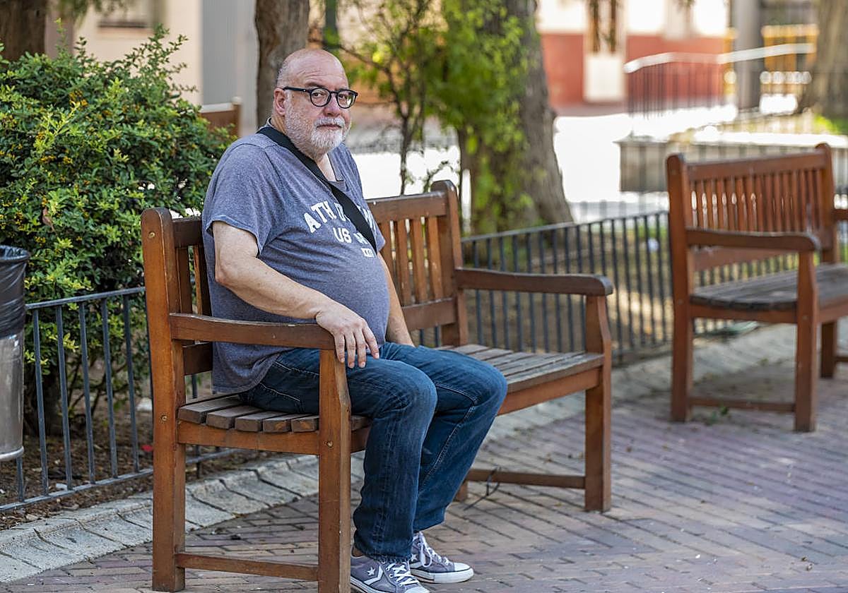 Antonio Piñera, en situación de desempleo desde hace años, sentado en un banco de un parque en Alcantarilla, este viernes.