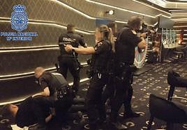 Agentes de la Policía, el miércoles, durante el simulacro.