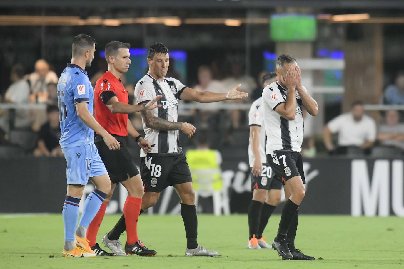 La derrota del Cartagena frente al Levante, en imágenes