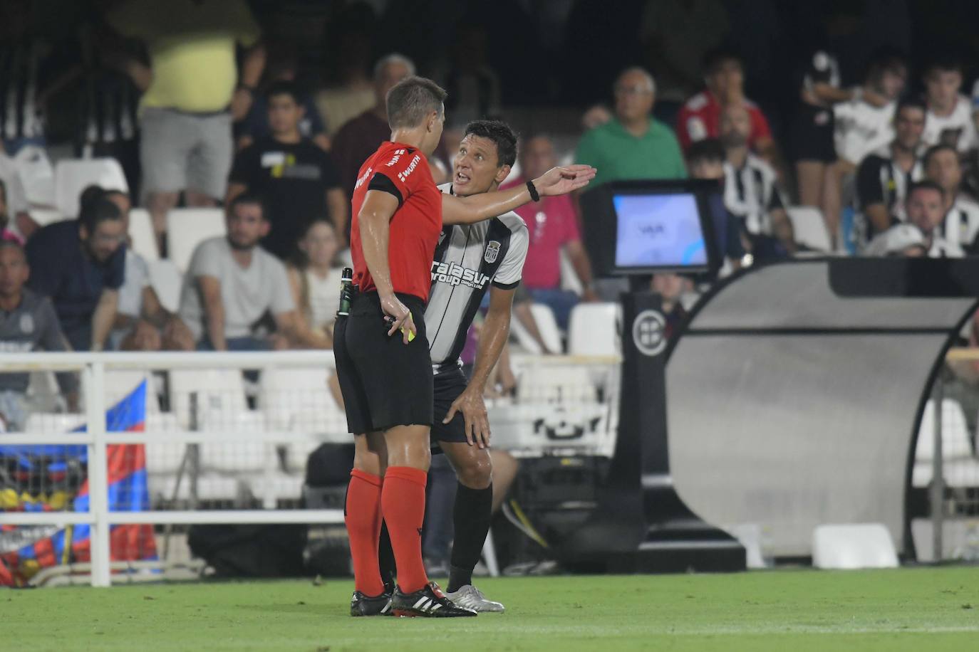 La derrota del Cartagena frente al Levante, en imágenes