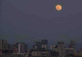 La Luna llena brillando en el cielo, en una imagen de archivo.