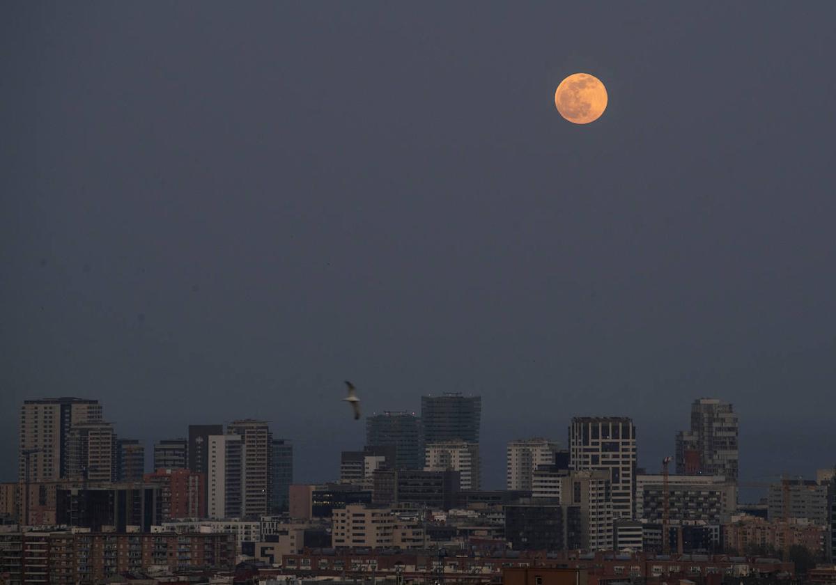 La Luna llena brillando en el cielo, en una imagen de archivo.