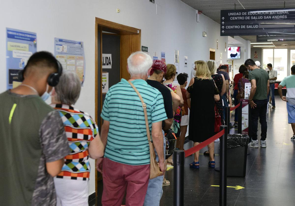 Pacientes hacen cola en el centro de salud de San Andrés.