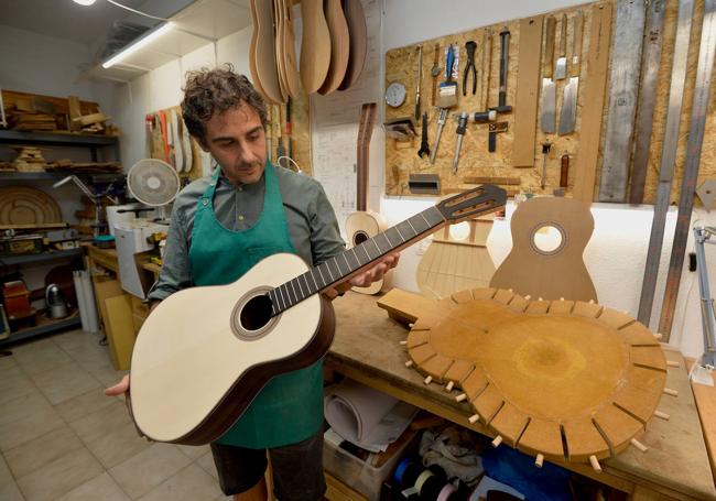 El guitarrero Ángel Gómez en su taller de Cabezo de Torres.