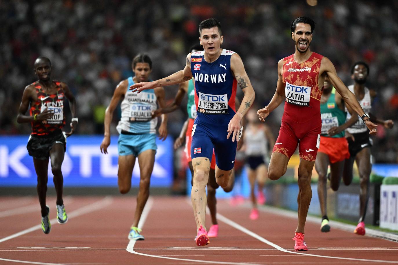 La carrera de los 5.000 y la celebración de la plata de Mo Katir