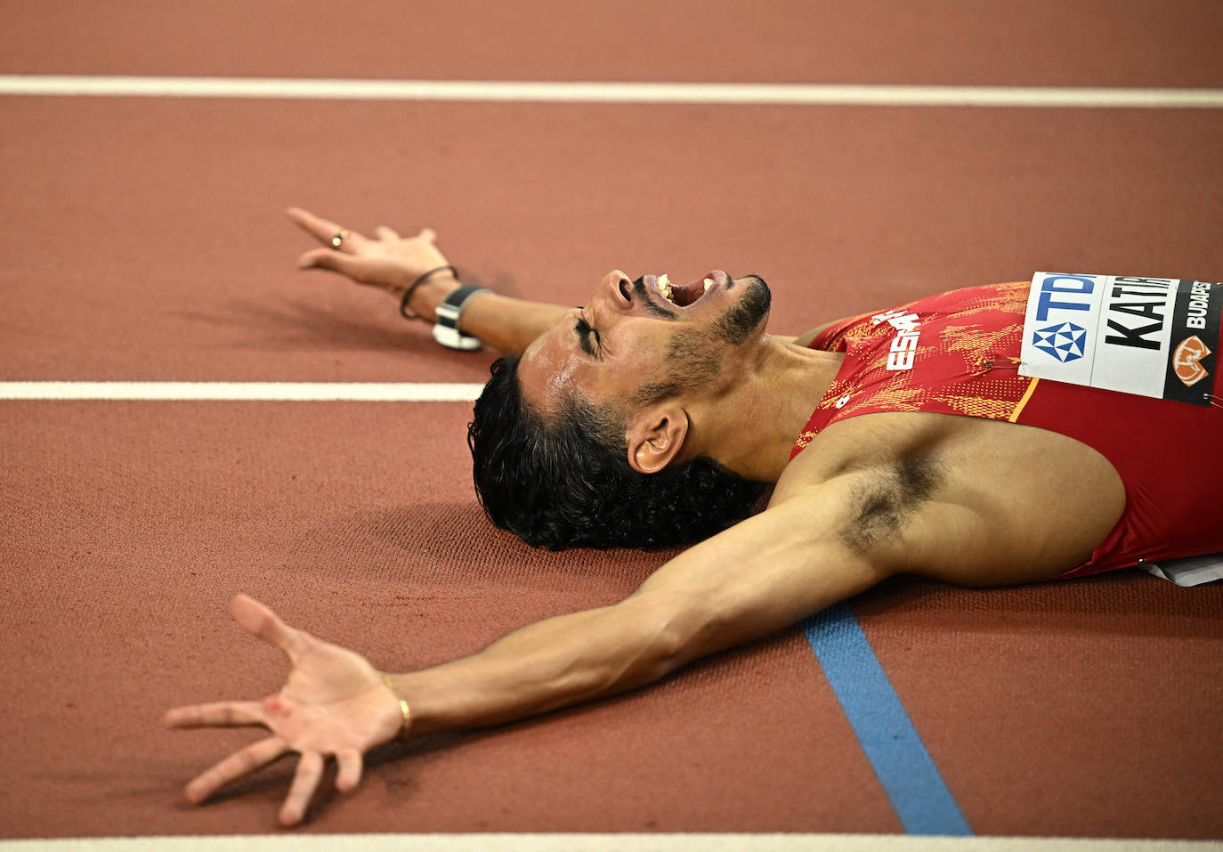La carrera de los 5.000 y la celebración de la plata de Mo Katir