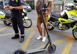 Una persona que utilizaba un patinete eléctrico, detenido por circular por la calzada, en imagen de archivo.