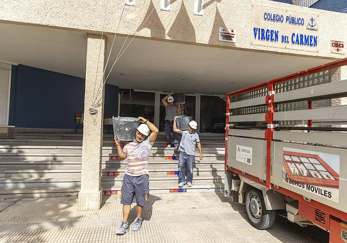 Tres operarios en el colegio Virgen del Carmen de Cartagena.