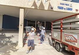 Tres operarios en el colegio Virgen del Carmen de Cartagena.