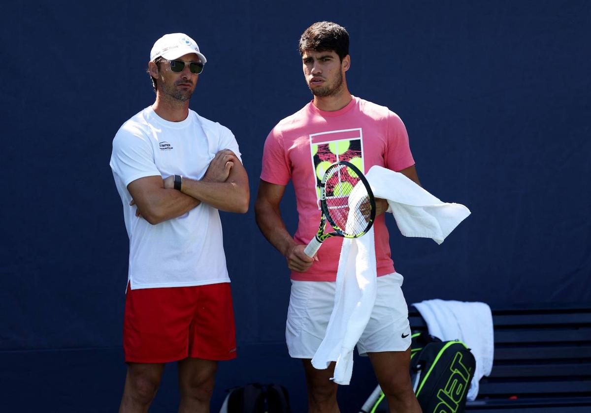 Carlos Alcaraz y Juan Carlos Ferrero, durante el entrenamiento de este lunes en Flushing Meadows.