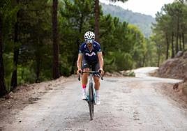 Alejandro Valverde subiendo, hace unos días, el Collado de la Cruz de Caravaca, donde acabará la etapa de este domingo.