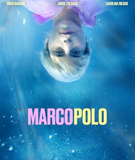 Imagen secundaria 2 - El director Pablo Riesgo, con el cartel de la película y una escena del rodaje en La Manga. 