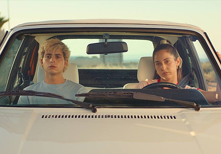 Imagen principal - El director Pablo Riesgo, con el cartel de la película y una escena del rodaje en La Manga. 