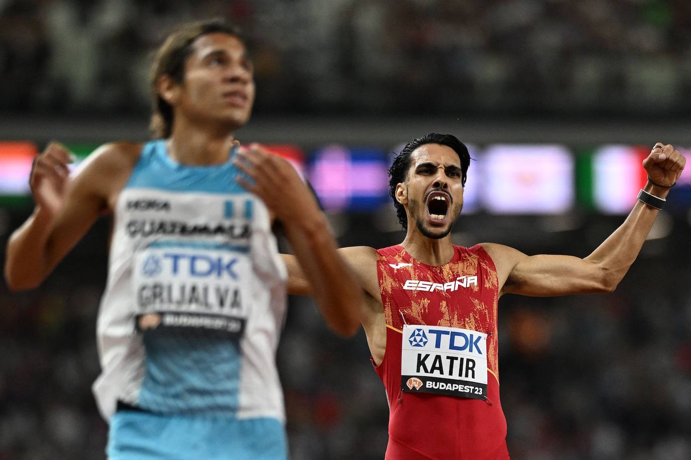 Mo Katir celebra eufórico su triunfo.