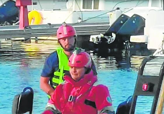 El joven kayakista llega al puerto de San Pedro del Pinatar a bordo de la embarcación Selene de Cruz Roja.