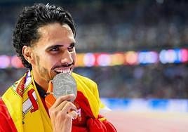 El muleño Mohamed Katir muerde la medalla de plata que logró ayer en el Mundial de Budapest.