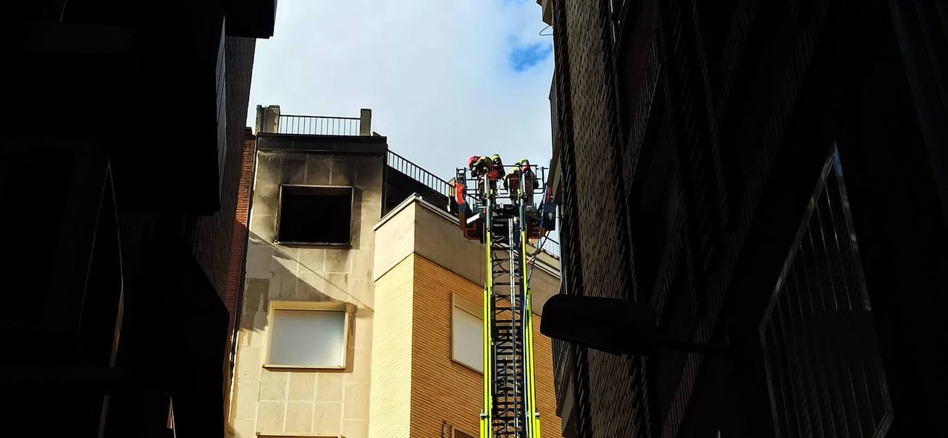 En imágenes: los bomberos trabajan en el incendio de un sexto junto al Teatro Circo de Murcia