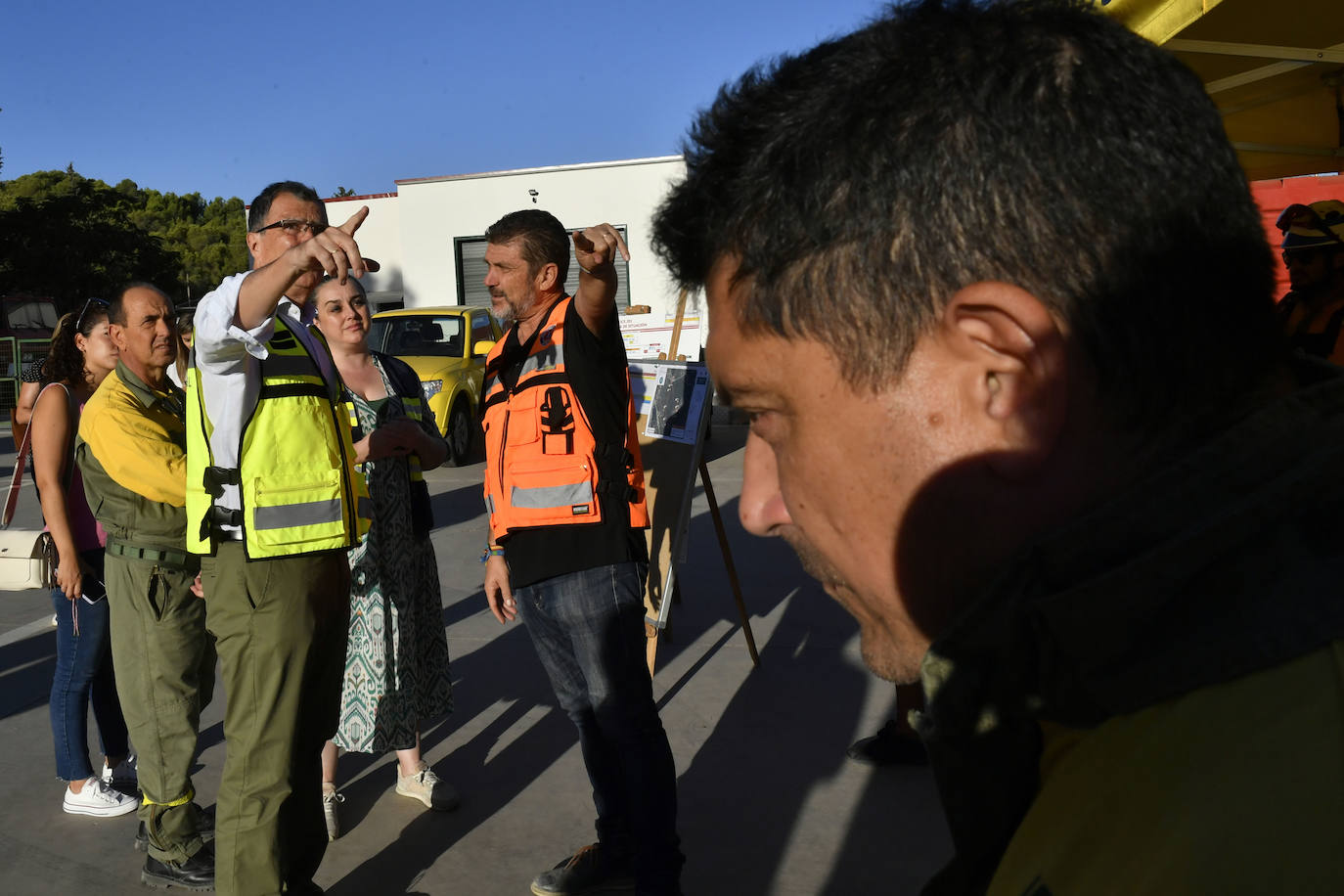 Los trabajos de extinción del incendio forestal en el parque regional del Valle en Murcia, en imágenes