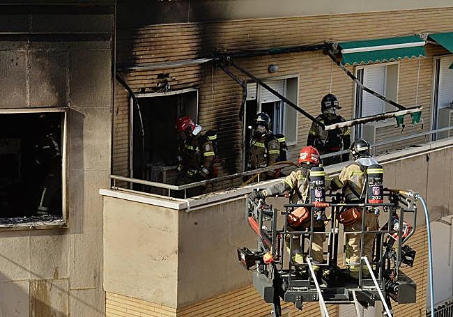 Efectivos de bomberos trabajan en el inmueble afectado este martes.
