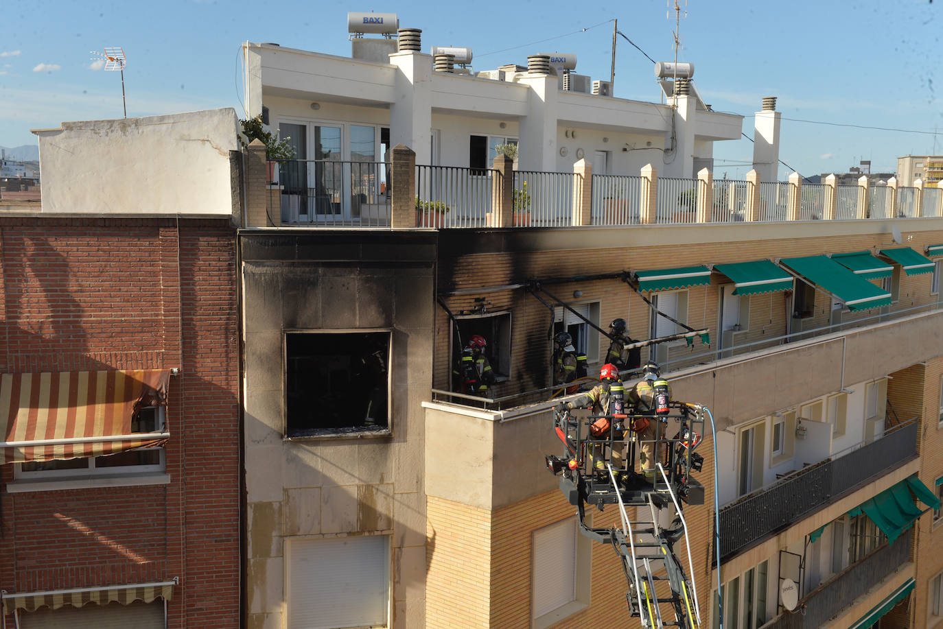 En imágenes: los bomberos trabajan en el incendio de un sexto junto al Teatro Circo de Murcia