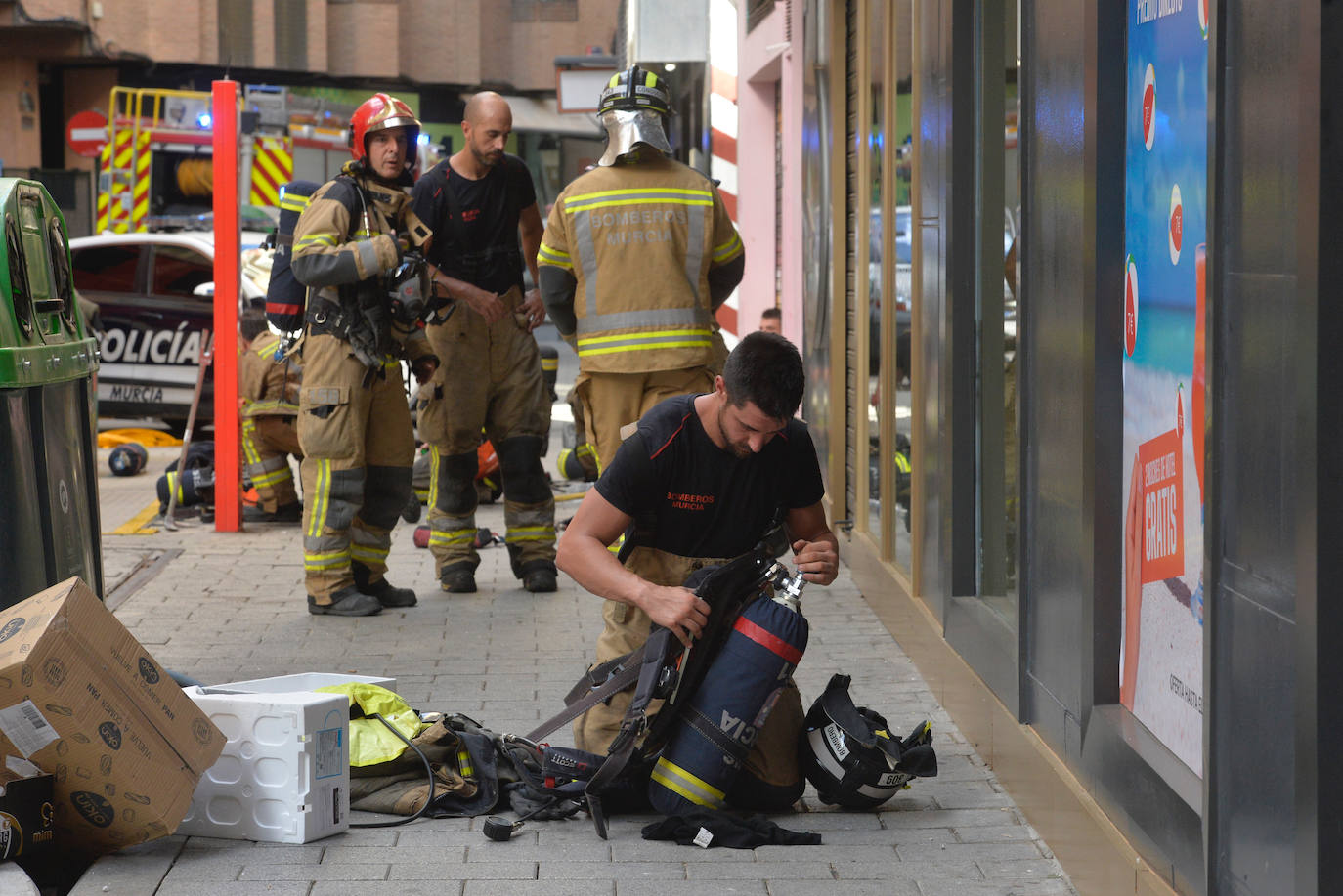 En imágenes: los bomberos trabajan en el incendio de un sexto junto al Teatro Circo de Murcia