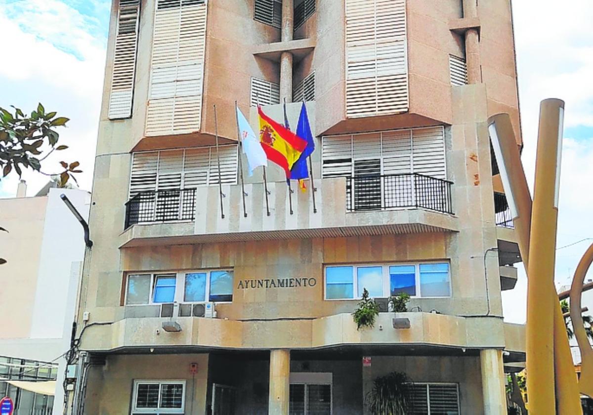 Fachada del Consistorio torrevejense, que celebró ayer el Pleno de agosto.