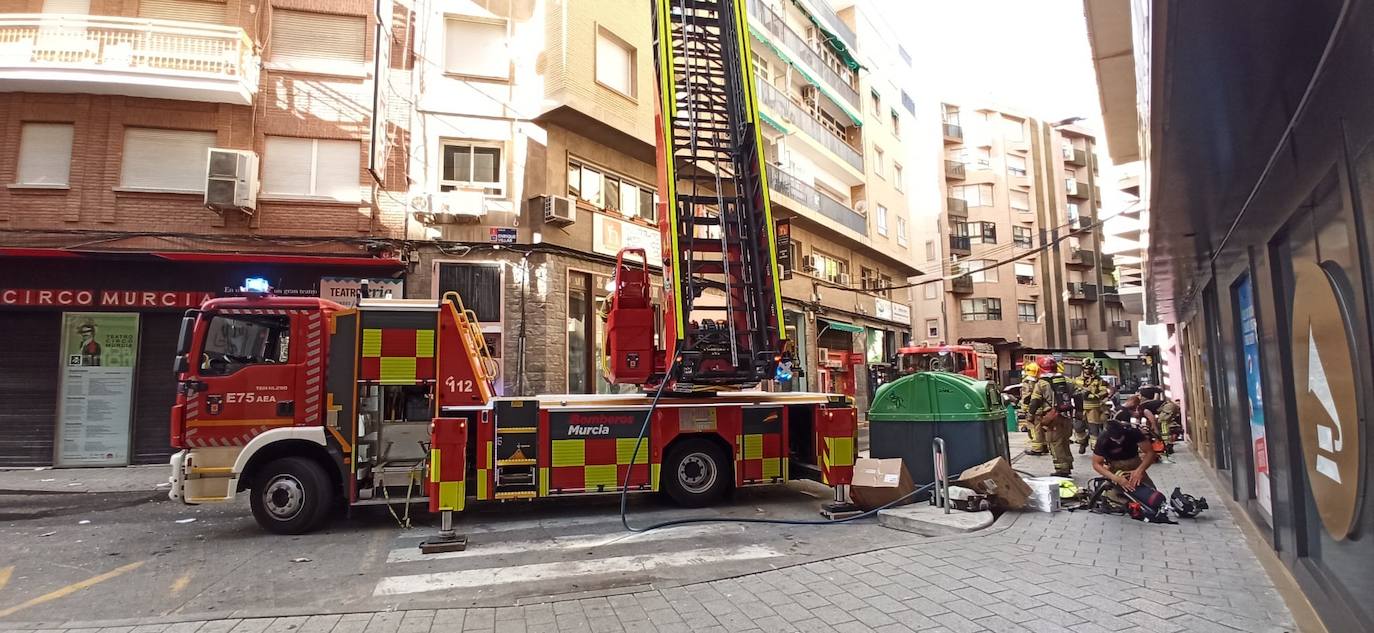 En imágenes: los bomberos trabajan en el incendio de un sexto junto al Teatro Circo de Murcia