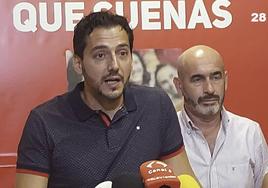Pedro Megal, en el momento de anunciar su renuncia, y tras él su sustituto, Martín Miras.