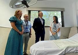 El consejero en funciones de Salud, Juan José Pedreño, en su visita a Los Arcos del Mar Menor.