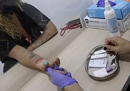 Una paciente se somete a una prueba para detectar una ITS, en una imagen de archivo.