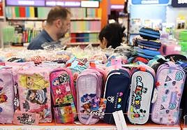 Material escolar en una papelería.