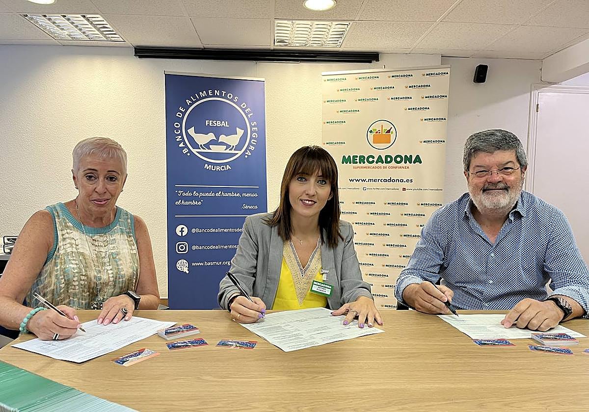 Jose García-Galbis, (Presidente del Banco de Alimentos del Segura), Fina González (Vicepresidenta) y Esther Piornos (Directora Territorial de Relaciones Externas de Mercadona) firman el convenio de colaboración.