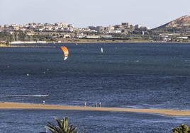 Veraneantes realizan, el martes, deportes acuáticos en la zona suer del Mar Menor.