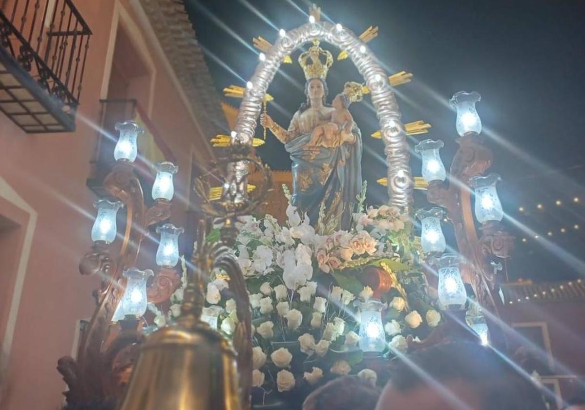 La procesión de la Patrona reúne a cientos de vecinos.