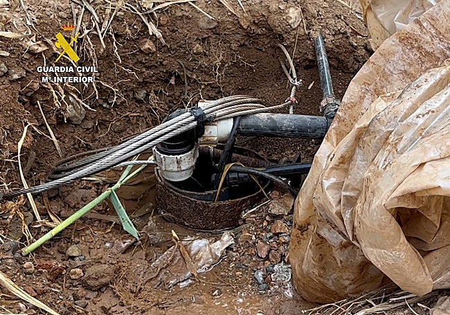 Detalle de uno de los pozos ilegales destapados en la operación.