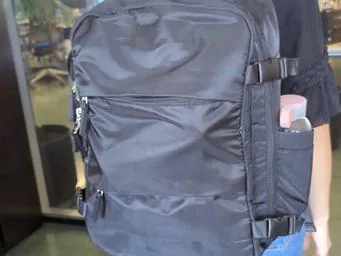 Esta es la mochila más viral de TikTok para poder viajar en avión