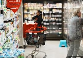 Varias personas comprando en un supermercado, en una imagen de archivo.