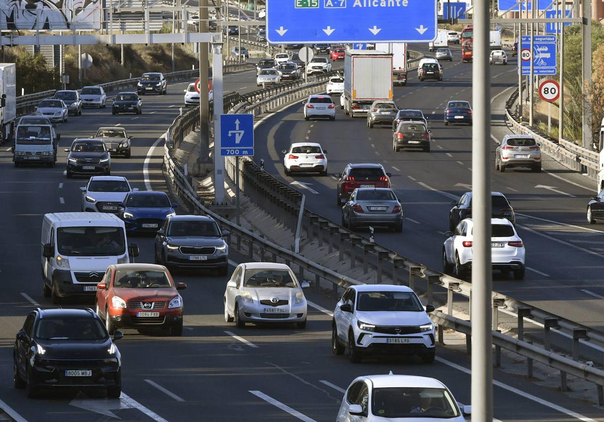 Tráfico denso en la 'Operación Retorno', ayer por la tarde, en la Ronda Oeste de Murcia a su paso por Espinardo.