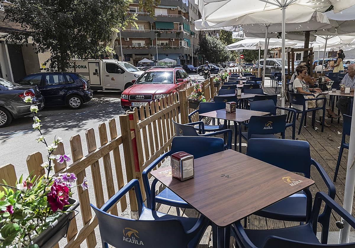 Una terraza vacía en la calle Príncipe de Asturias de Cartagena, este mes de agosto.