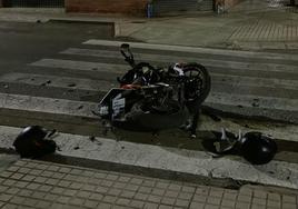 Estado en el que quedó la motocicleta que fue arrollada por el turismo en Yecla.