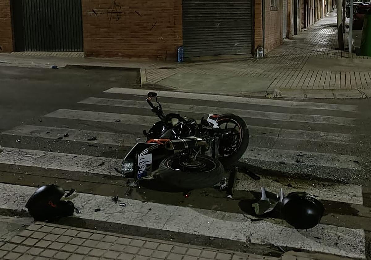 Estado en el que quedó la motocicleta que fue arrollada por el turismo en Yecla.