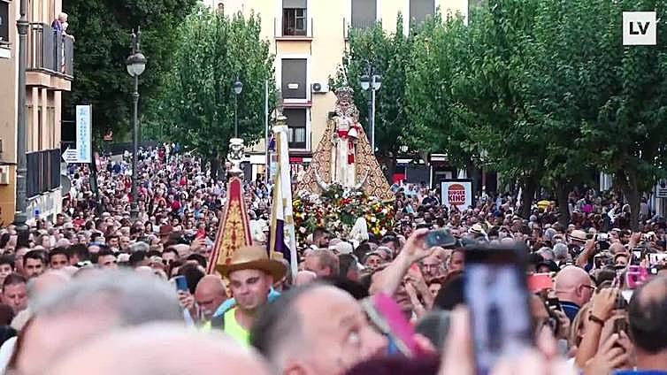 Los murcianos, a los pies de la Virgen en su bajada a la Catedral por la Feria