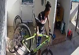 Imagen de una cámara de seguridad de una de las viviendas asaltadas.